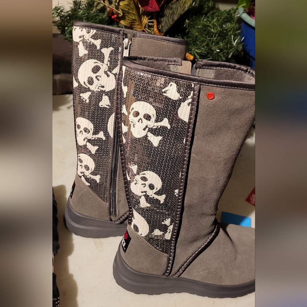 UGG Gray Suede Boots.Never Worn!